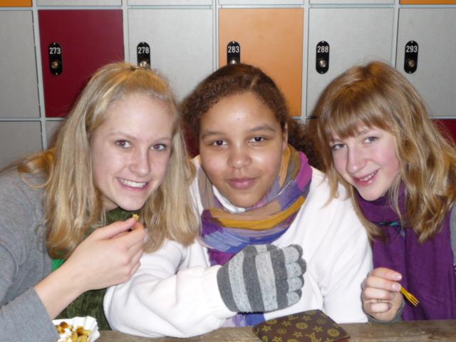 Pommes-Essen  in der Eislaufhalle.JPG